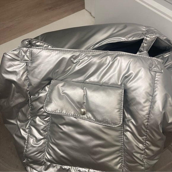 ULTIMATE SILVER SKIES PUFFER TRAVEL TOTE!! The ideal bag!!!! - Picture 7 of 11